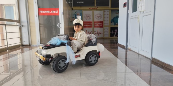 Ameliyathaneye giden yol çocuklar için oyunla başlıyor